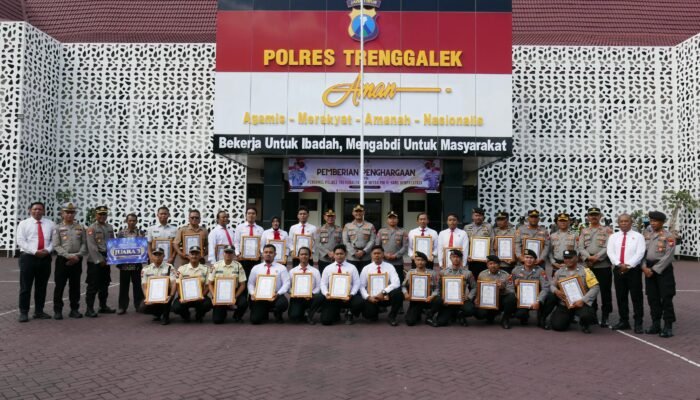 Kapolres Trenggalek Beri Penghargaan kepada Anggota dan Masyarakat Mitra Polri