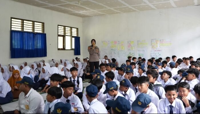 ‎Sambangi SMPN 3 Kalipuro, Polwan Banyuwangi Beri Edukasi Kenakalan Remaja