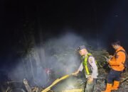 Kebakaran Lahan di Desa Banjar Trenggalek, Polisi dan Warga Bahu-Membahu Padamkan Api