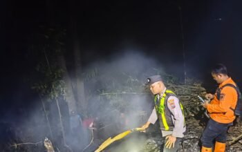 Kebakaran Lahan di Desa Banjar Trenggalek, Polisi dan Warga Bahu-Membahu Padamkan Api