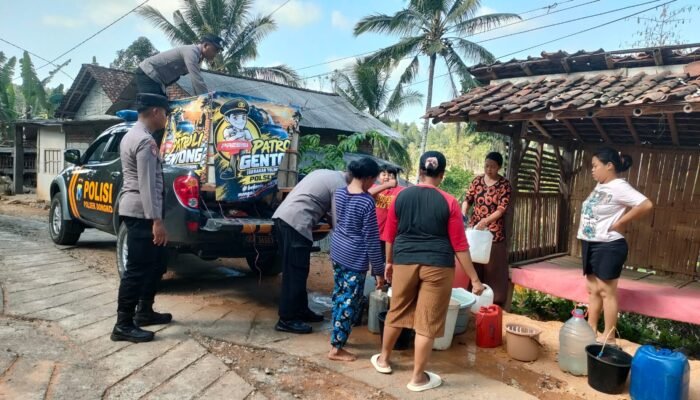 Modifikasi Mobil Patroli, Polres Trenggalek Salurkan Bantuan Air Bersih Bagi Warga Terdampak Kekeringan