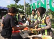 Bagikan Ratusan Porsi Sarapan Gratis, Kasatlantas Polres Trenggalek: Larisi UMKM Sekaligus Media Efektif Edukasi Tertib Lalin
