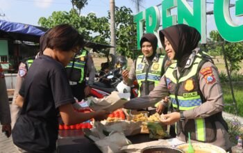 Bagikan Ratusan Porsi Sarapan Gratis, Kasatlantas Polres Trenggalek: Larisi UMKM Sekaligus Media Efektif Edukasi Tertib Lalin