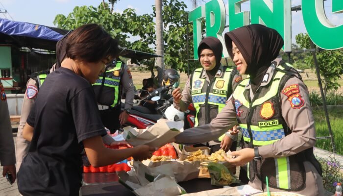 Bagikan Ratusan Porsi Sarapan Gratis, Kasatlantas Polres Trenggalek: Larisi UMKM Sekaligus Media Efektif Edukasi Tertib Lalin