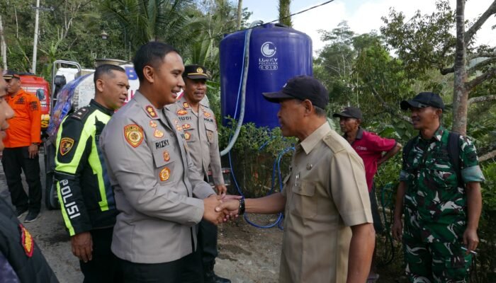 Terapkan Ecology Policing, Patroli Gentong Polres Trenggalek Salurkan Bantuan Air Bersih