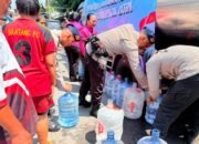 Brimob Polda Jatim Salurkan 37.000 Liter Air Bersih untuk Warga Terdampak Kemarau