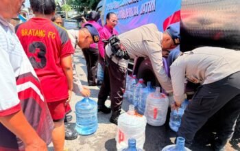 Brimob Polda Jatim Salurkan 37.000 Liter Air Bersih untuk Warga Terdampak Kemarau