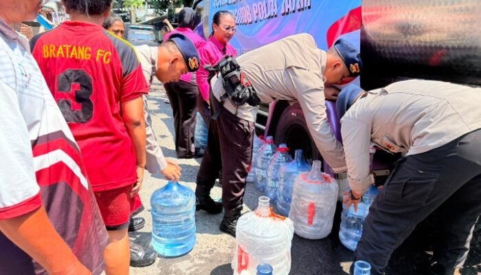 Brimob Polda Jatim Salurkan 37.000 Liter Air Bersih untuk Warga Terdampak Kemarau
