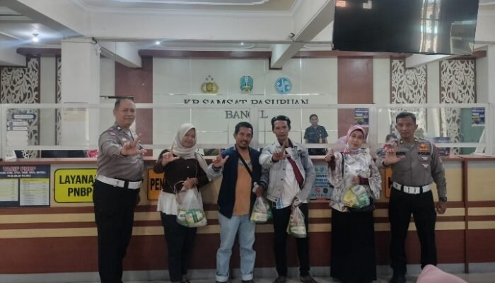 Satlantas Polres Pasuruan Bagikan Hadiah dalam rangka HUT Polantas Yang Ke-71