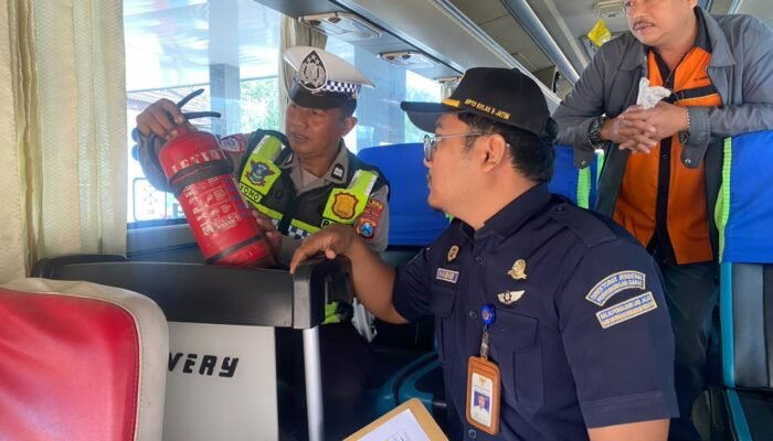 Jamin Keselamatan Penumpang, Polres Trenggalek Bersama Kemenhub Gelar Rampcheck Angkutan Umum