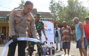 Patroli Gentong Polres Trenggalek Dropping 6 Ribu Liter Air Bersih di Desa Mlinjon