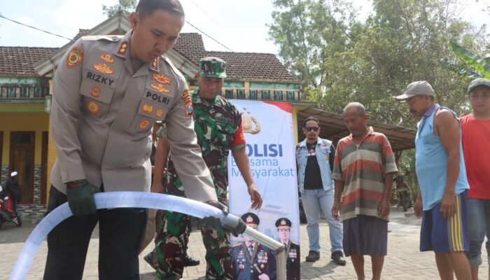 Patroli Gentong Polres Trenggalek Dropping 6 Ribu Liter Air Bersih di Desa Mlinjon