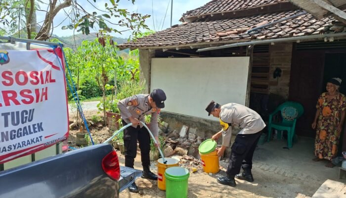 Blusukan Kampung, Patroli Gentong Polres Trenggalek Konsisten Salurkan Bantuan Air Bersih