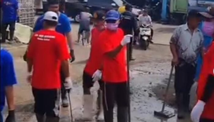 Pemkab Banyuwangi Kerahkan Puluhan Personel Gabungan Bersihkan Sungai Kalimati Muncar yang tertutup sepanjang 800 meter