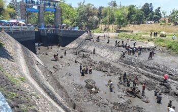 Debit Air Turun Drastis, Waduk Singir Banyuwangi Lakukan Pengglontoran Air dan Sedimen