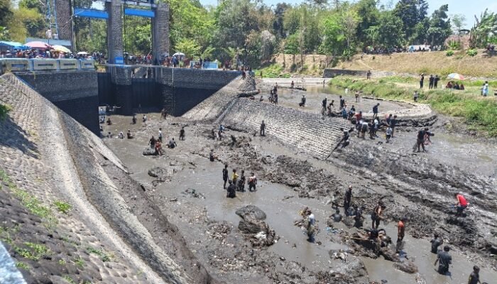 Debit Air Turun Drastis, Waduk Singir Banyuwangi Lakukan Pengglontoran Air dan Sedimen