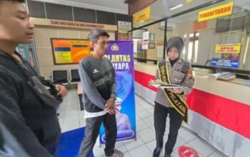 Polantas Menyapa di Samsat Jember Barat, Duta Pelayanan Bantu Wajib Pajak Urus Administrasi Kendaraan