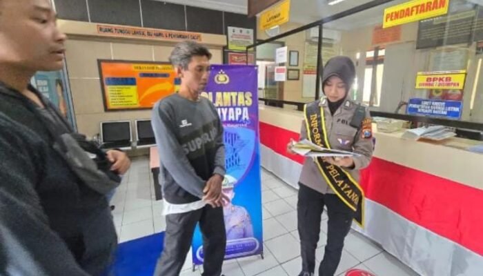 Polantas Menyapa di Samsat Jember Barat, Duta Pelayanan Bantu Wajib Pajak Urus Administrasi Kendaraan