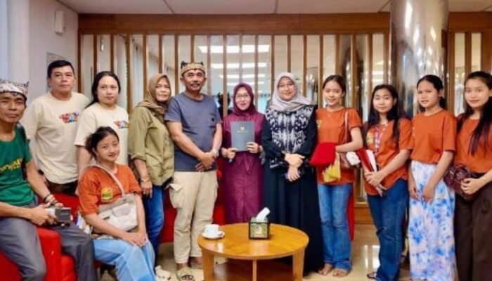 Bupati Ipuk Sambut dengan Haru: Selamat dari Kebakaran Kapal di Merak, 5 Penari Gandrung Sewu Asal Palembang-Lampung Tetap Semangat ke Banyuwangi
